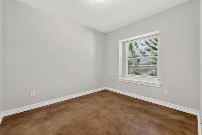 Building Photo - 1002 Castile Rd