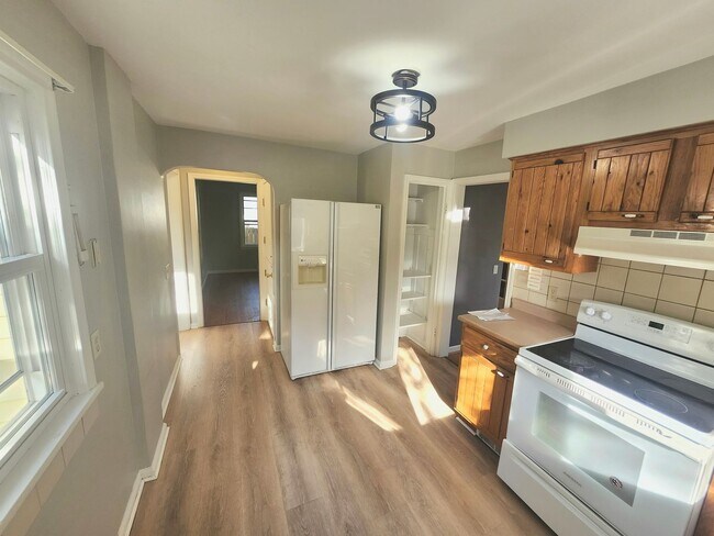 Building Photo - Spacious 4bd apt | Laundry hooks ups | Off street parking