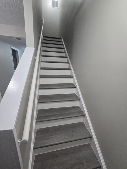 Building Photo - 595 Winding Creek Rd