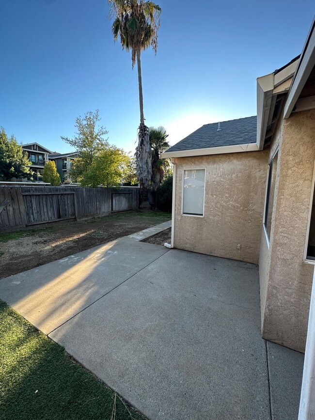 Building Photo - Spacious 3-Bed, 2-Bath Home!