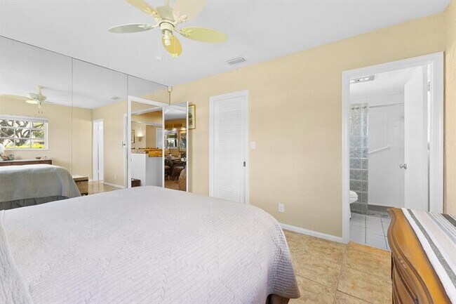 Building Photo - 3015 N Palm Aire Dr