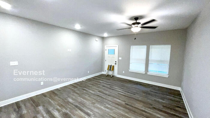 Building Photo - 912 S Pope Ave