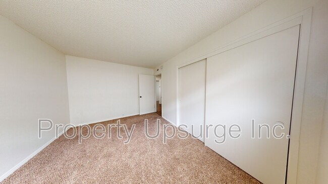 Building Photo - 905 Lakeside Dr