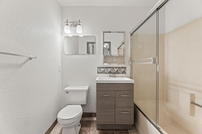 Building Photo - 1540 S Fairfax Ave