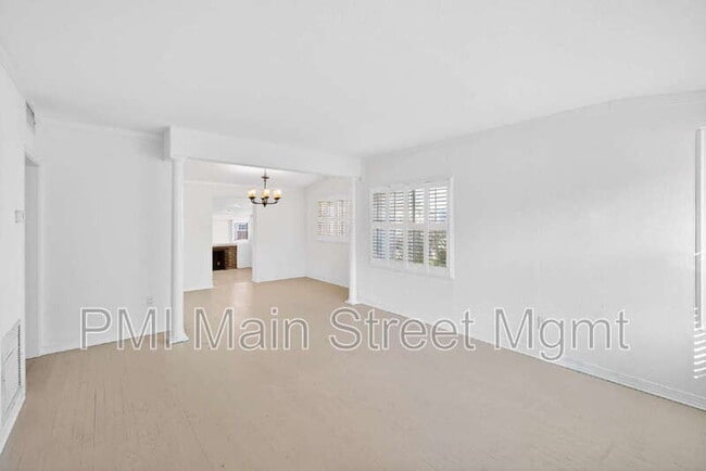 Building Photo - 413 E Miller St