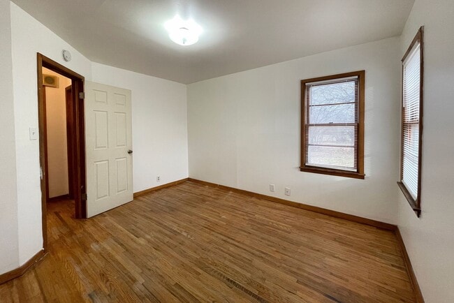 Building Photo - Spacious 2-Bed 1-Bath House