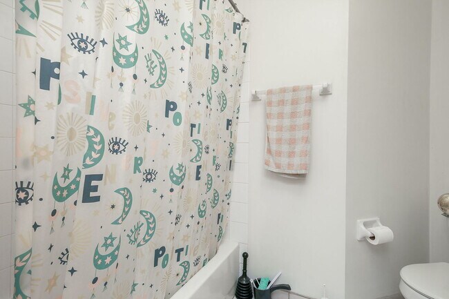 Building Photo - 904 Waterford Ln