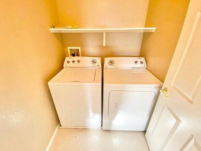 Building Photo - OVELY  2 BED ROOM 2 BATHROOM TOWNHOES LOCATED IN A GATED COMMUNITY IN HENDERSON