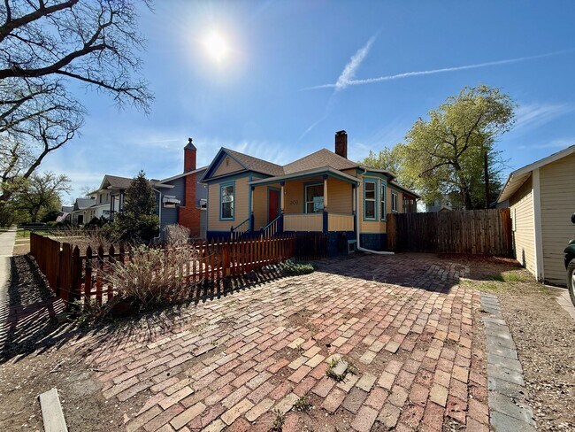 Building Photo - 909 Ouray Ave