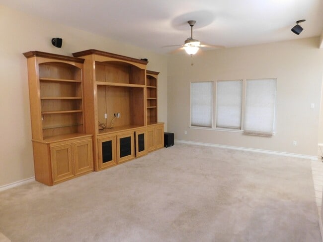 Building Photo - Spacous Southside Split Bedroom Home