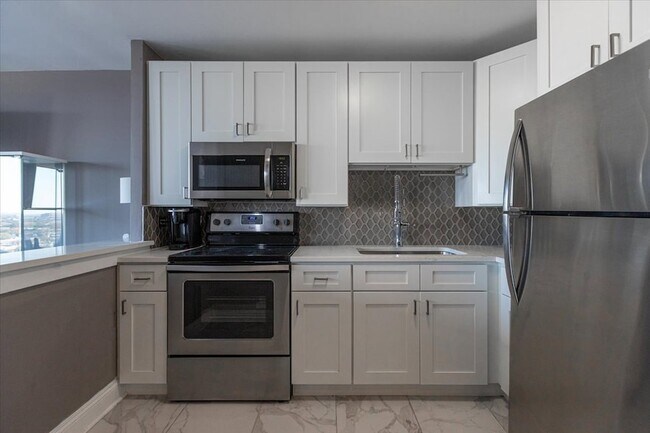 Building Photo - 5445 N Sheridan Rd