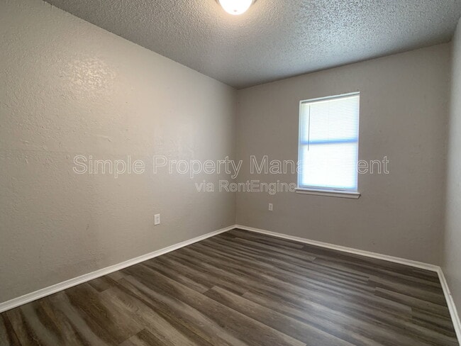 Building Photo - 14206 NE 4th St