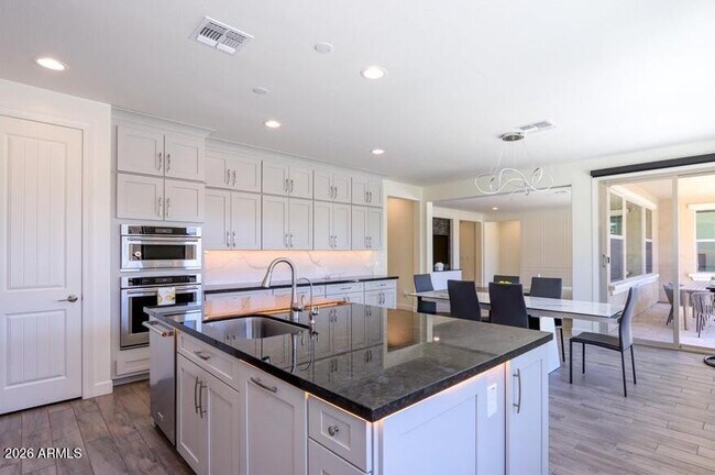 Building Photo - 948 W Yosemite Dr