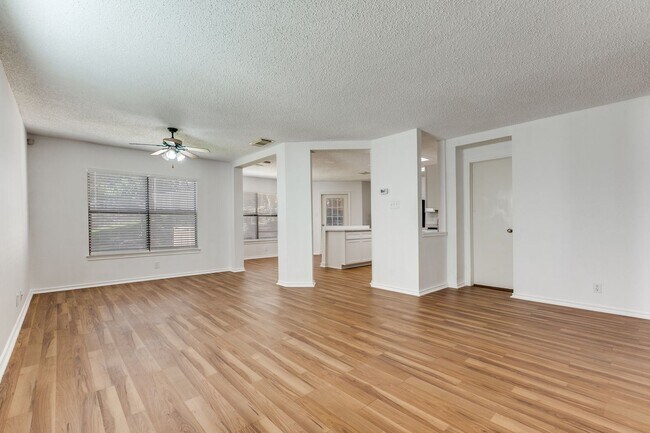 Building Photo - SPACIOUS 4-BEDROOM HOME IN PARKWOOD