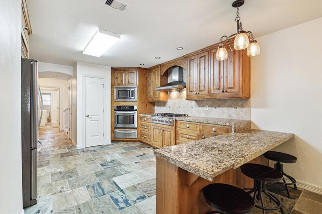 Building Photo - 8017 W Oakwood Ct