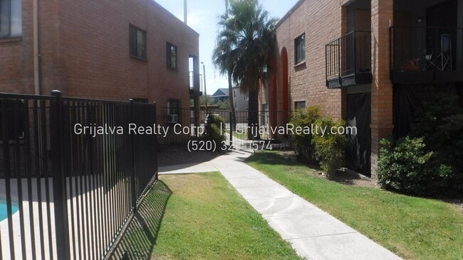 Building Photo - Spacious 2 Bedroom, 1 Bath Condo (22nd/Col...