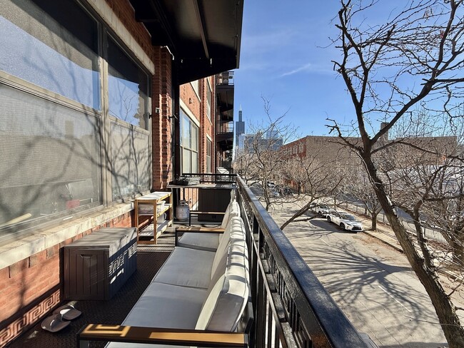 Building Photo - 1040 W Adams St