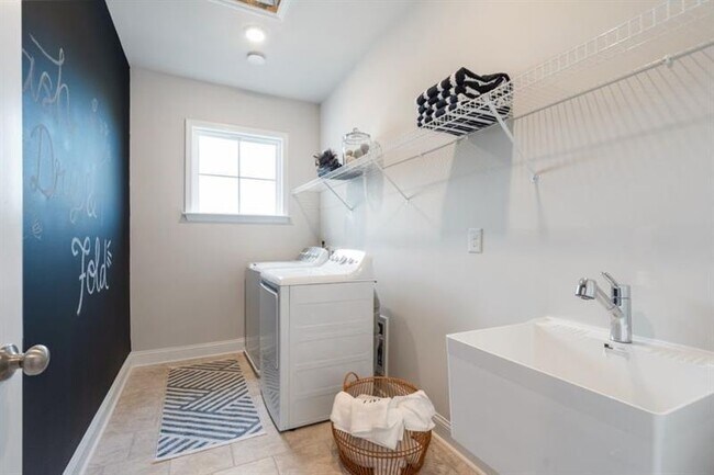 Building Photo - 6180 Misty Hill Ln