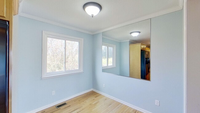 Building Photo - 690 Riverfront Dr