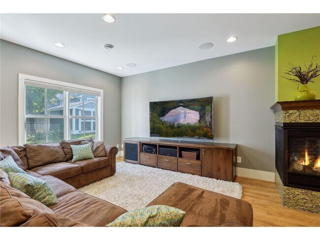 Building Photo - 4015 Wood End Dr