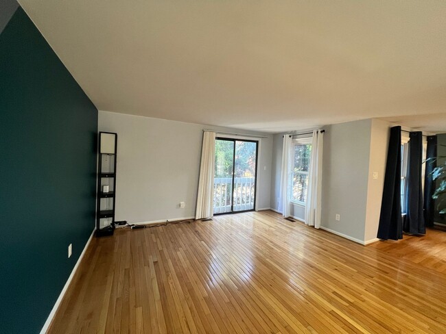 Building Photo - Newly Renovated 4 BR/3.5 BA Townhome in Su...