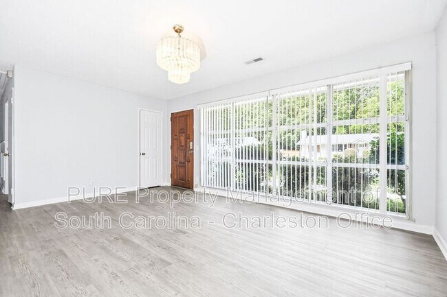 Building Photo - 628 Constant Dr