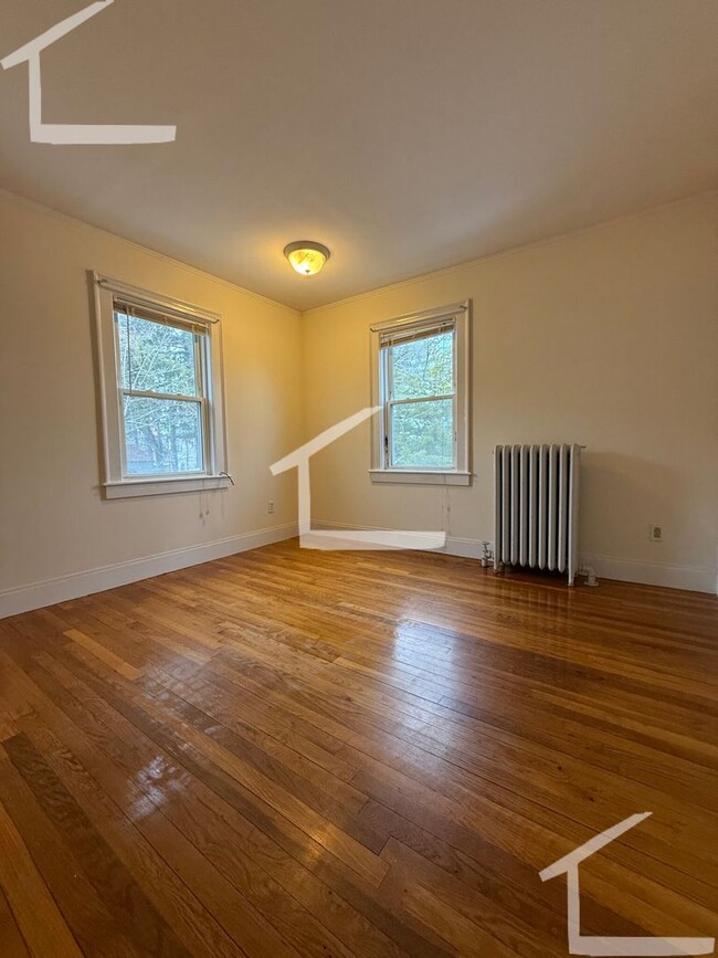 Building Photo - Updated 2 Bed Oak Square