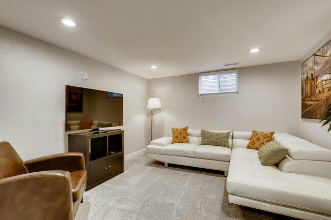 Building Photo - 9875 E 22nd Ave