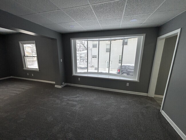 Building Photo - 2121 2nd St SE