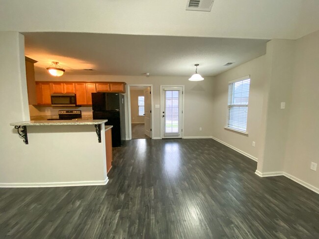 Building Photo - 4 bed 2 bath in Cordova w/ granite counter...