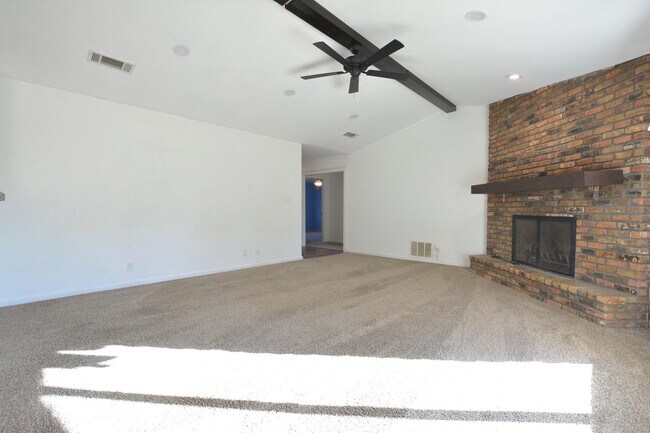 Building Photo - 815 7th St