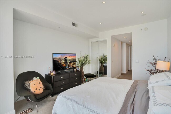 Building Photo - 18201 Collins Ave