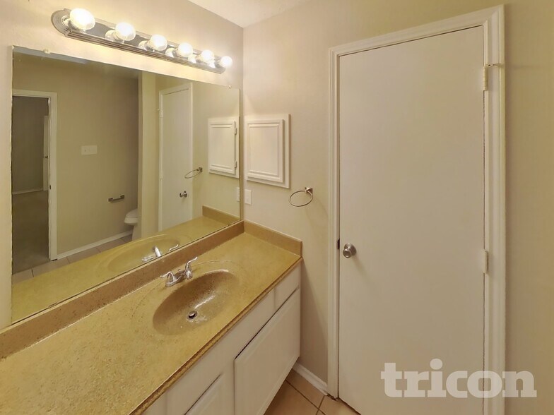 Building Photo - 5208 Wolverton Ct