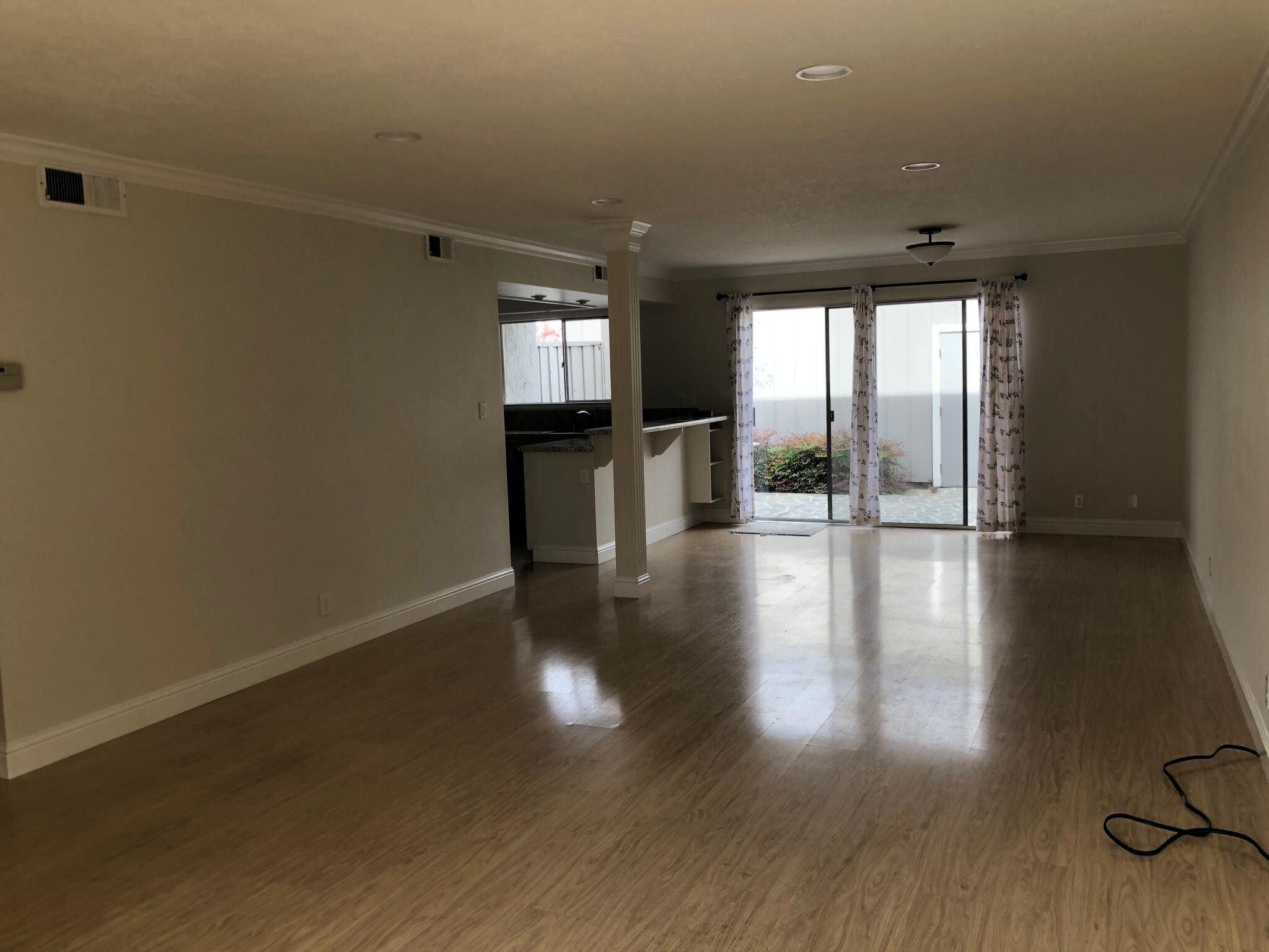 Building Photo - 2400 Lincoln Village Dr