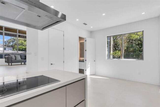 Building Photo - 3604 Day Ave