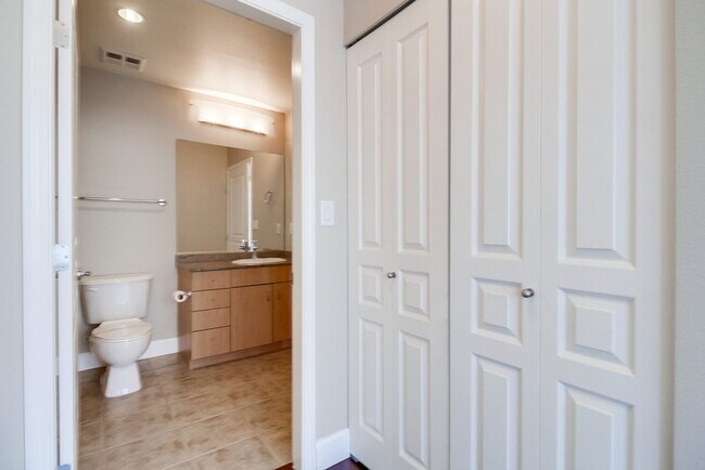 Building Photo - Modern 2 bed / 2 bath Condo in Little Ital...