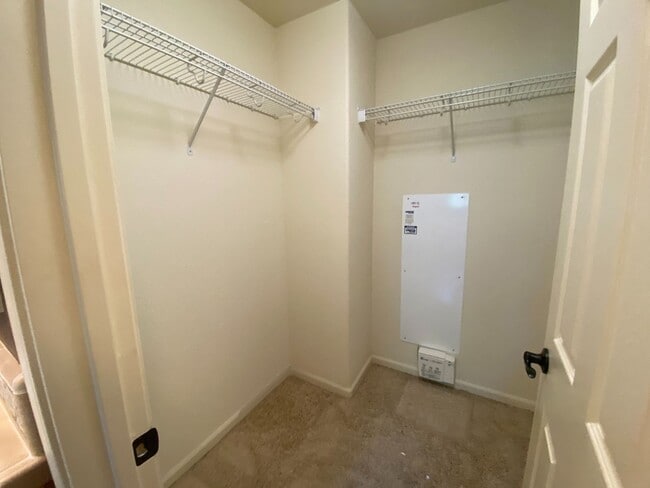 Building Photo - Spacious 2BD Condo with Loft & 2-Car Garage Near Intel and Willow Hill Park