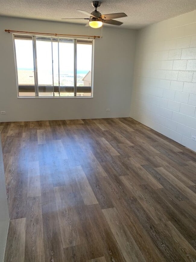 Building Photo - Palehua Villas, newly renovated breezy 3 bed, 2 ba, 2 parking stalls, water/sewer