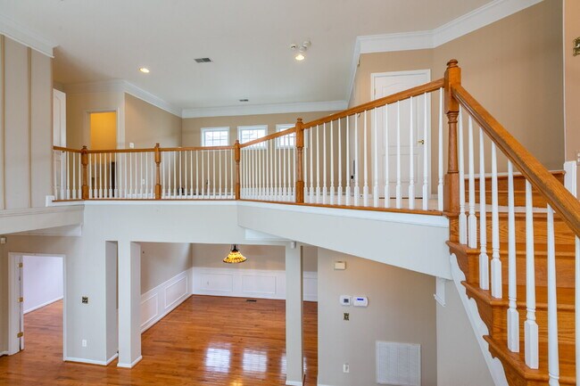 Building Photo - Spacious, Light-Filled Home in the Desirable Broadlands