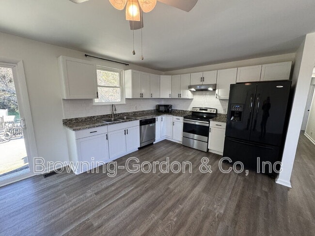 Building Photo - 544 Phipps Dr