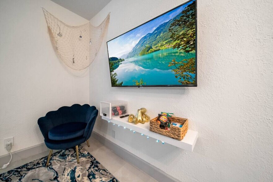 Building Photo - 820 NE 14th Ave