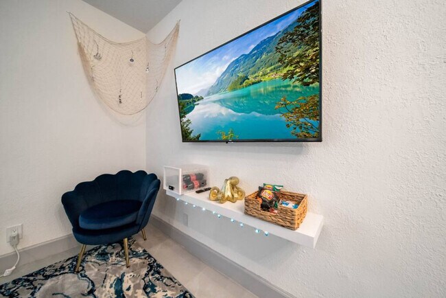 Building Photo - 820 NE 14th Ave