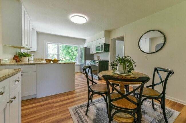 Building Photo - 402 E Calumet Rd