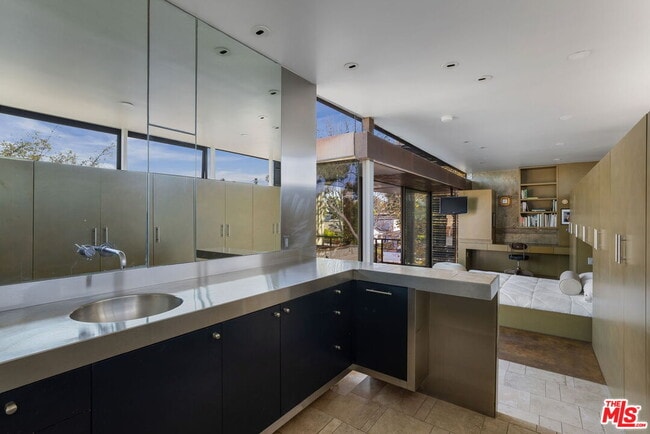 Building Photo - 615 Woodlawn Ave