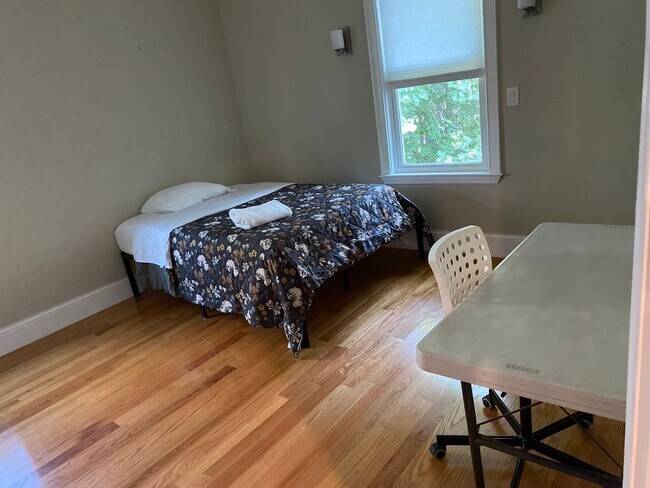 Building Photo - Brighton 7-Bed