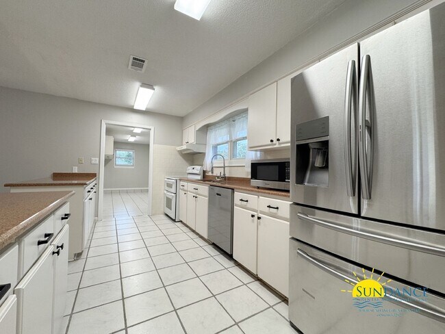 Building Photo - 1501 Royal Palm Dr