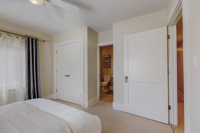 Building Photo - 1610 Las Lomas Rd NE