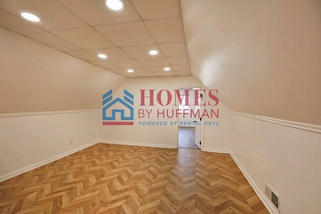 Building Photo - 910 Harriet St