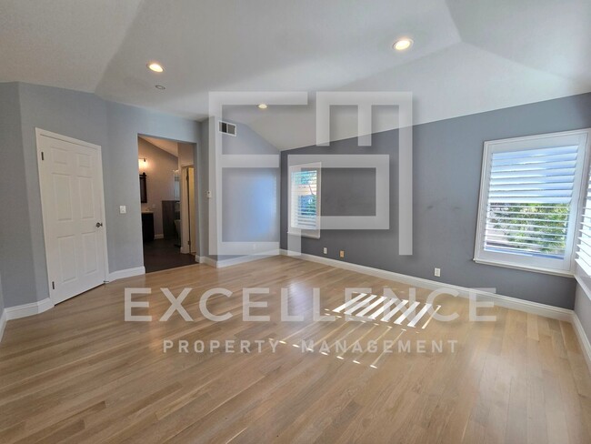 Building Photo - Beautiful Spacious 4/2.5 House - Owners Up...