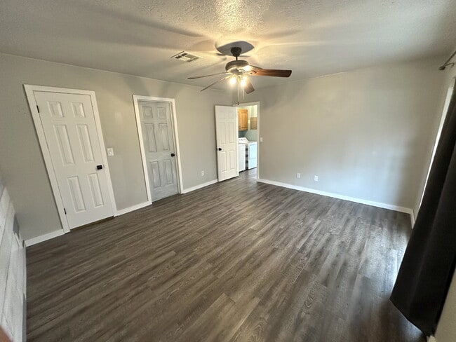 Building Photo - "Charming 2-Bed, 2-Bath Townhouse with Cozy Fireplace in Prime St. George Location!"